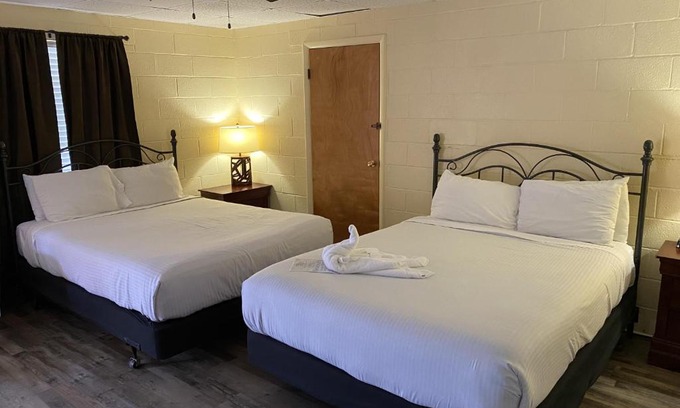 Mount Ida Hotel | Relaxing Queen Room at Joplin Inn with Pool & Dining