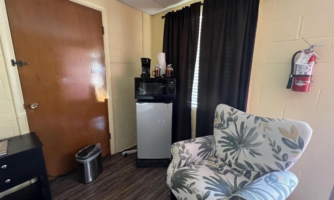 Mount Ida Hotel | Comfortable King Guest Room at Joplin Inn with Pool Access