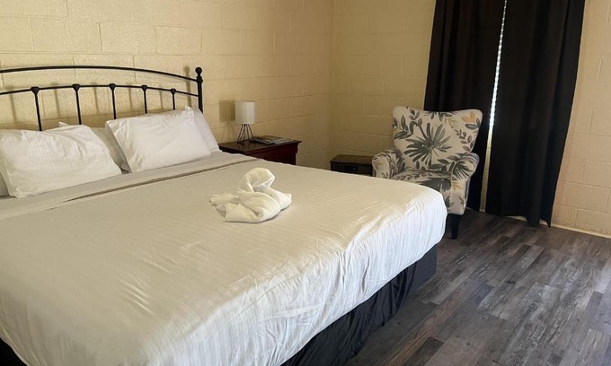 Mount Ida Hotel | Cozy King Guest Room at Joplin Inn with Pool & Pets Welcome