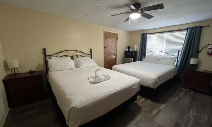 Mount Ida Hotel | Comfortable Queen Room at Joplin Inn with Pool Access
