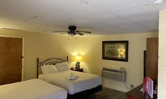 Mount Ida Hotel | Comfortable Queen Guest Room at Joplin Inn with Pool