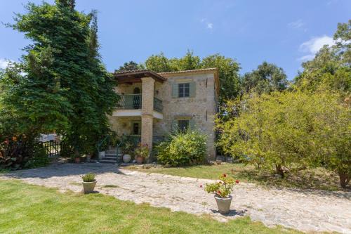 Ano Vasilikos House | Discover Jianni's Villa: A 4-Star Stone Haven