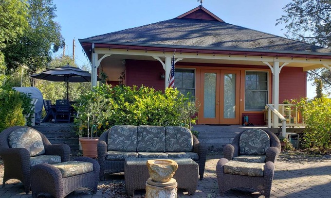 Geyserville House | Relaxing Retreat at JimTown in Alexander Valley
