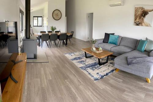 East Jindabyne House | Top-Rated Jindabyne House: Alpine Views & Cozy Fireplace