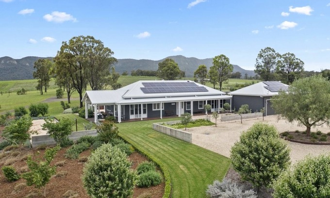 Pokolbin House | Relax at Jindalee Estate - Family-Friendly Retreat in Pokolbin