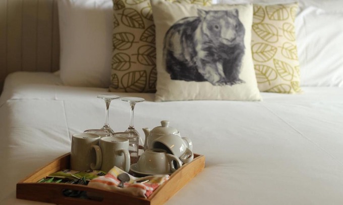 Jindabyne Hotel | Discover Jindy Inn: 4-Star Comfort with Kitchen & Breakfast