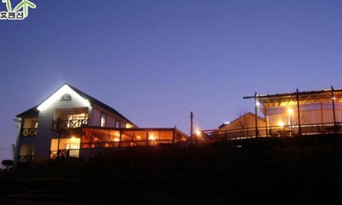 Jinju House | Eco-Friendly Jinju White House: Family-Friendly Retreat