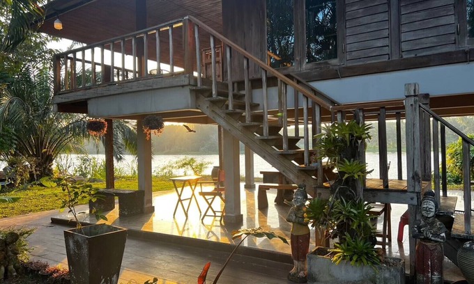 Phunphin House | Jiratara Riverside Homestay - Ideal for Family Getaways