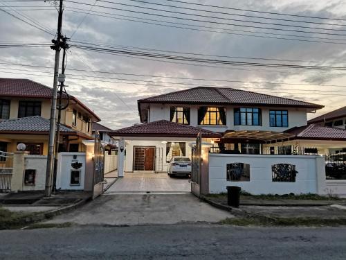 Kota Kinabalu House | Comfortable Jiuhao Homestay for Family Stays Near Airport