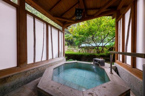 Shinkashio Onsen Hotel | Top-Rated Jizaiso: Family-Friendly with Hot Tub Access
