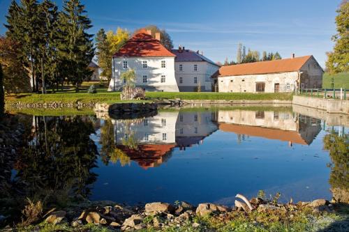 Bohumilice Apartment | Oceanfront Escape at Jizdarna Zamek Skalice - 9.5/10 Rated