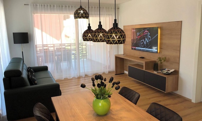 Lagundo Apartment | JJ City Apartment with Private Terrace and Ocean View