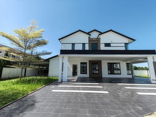 Kuching Villa | Family-Friendly Stay at JJ Homestay - Stapok, 4 Stars