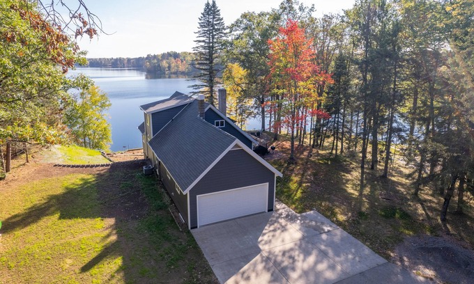 Crystal Falls House | JJ's Lakeside Hideaway: Family-Friendly Retreat with Spa & Views