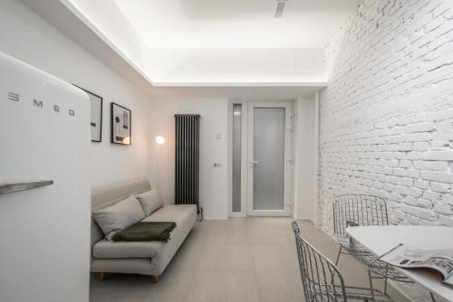 Turro Apartment | Chic JJ6 Loreto-Duomo: Pet & Child Friendly Stay