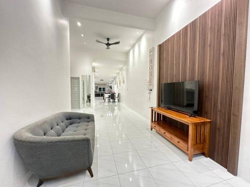 Kuching House | Family-Friendly Jk Home: Pet and Child Friendly Retreat