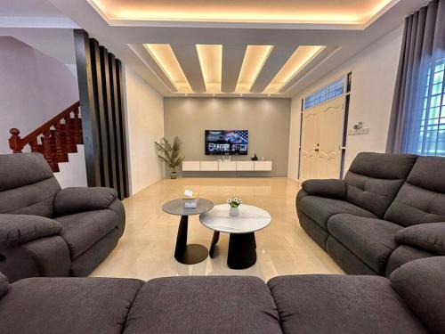 Kuching House | Family-Friendly Jk Home Stampin: 4 Bedrooms & Parking Spaces