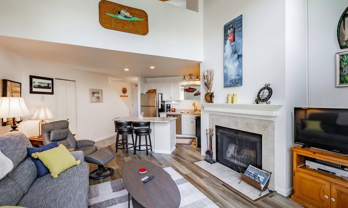 Birch Bay Condo | JL 514: Oceanfront Retreat with Pool and Free WiFi