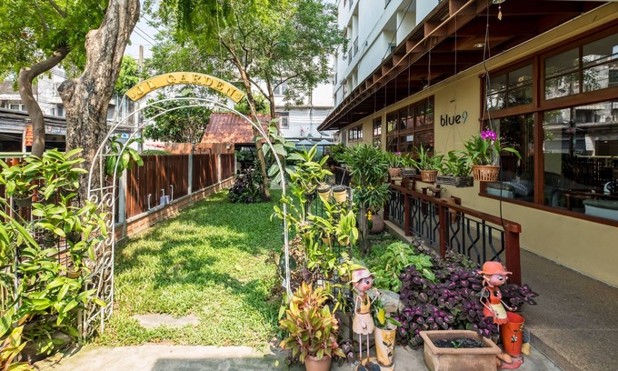 Ramkhamhaeng Hotel | Budget-Friendly Stay at JL Bangkok with Breakfast & Dining