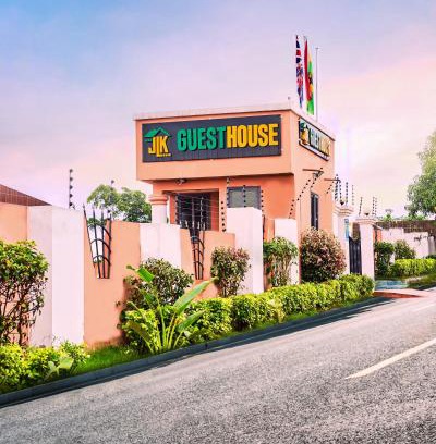 Koforidua House | Cozy JLK Guest House with Restaurant & Breakfast Included