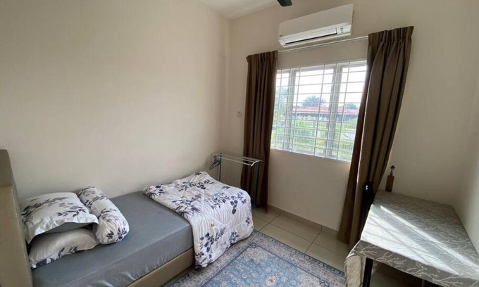 Jenjarom House | Premium JM Homestay: Child-Friendly & Guest Rated 9.7/10