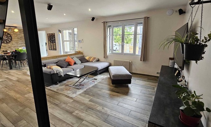 Aulnay-sous-Bois House | Elegant JO 2024 Maison with Private Pool for Family Fun