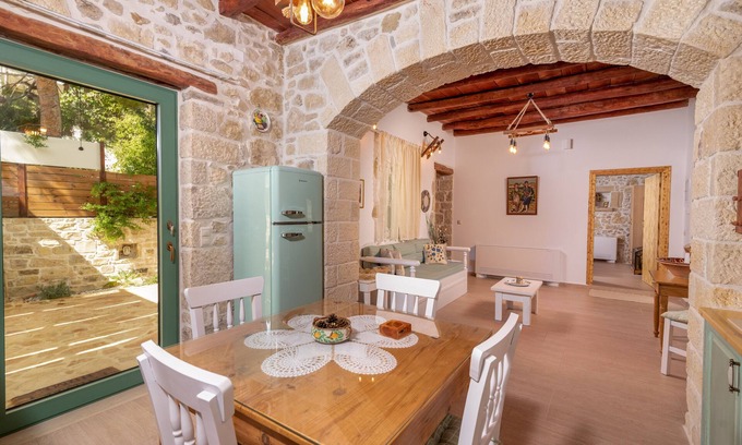 Pitsidia House | Discover Joakim's Villa: Perfect for Families and Pets!