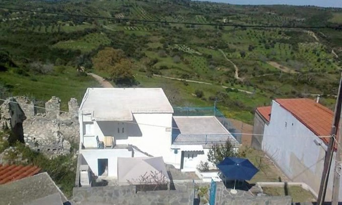 Kremastos House | Oceanfront Joy at Joannas Guest House - Family-Friendly Stay