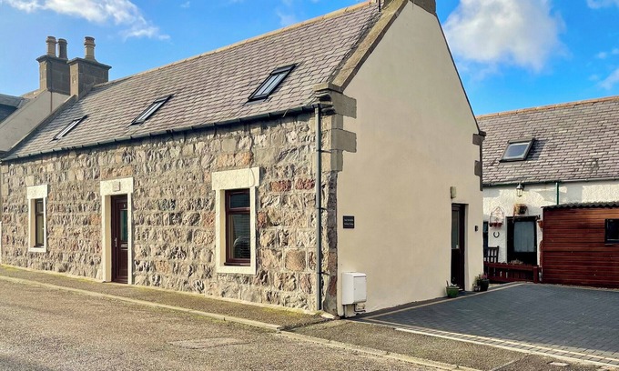 Buckie Cottage | Discover an Unforgettable Stay with Oceanfront Views