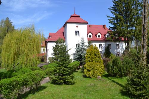 Beczkow Resort | Welcoming Jodełka: Pet-Friendly Retreat with Pool & Dining