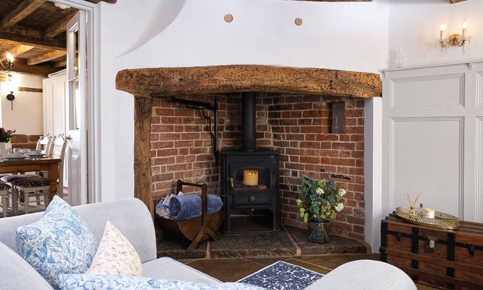 Bridgnorth Cottage | Joe's Cottage: Ideal Family Retreat with Breakfast Included
