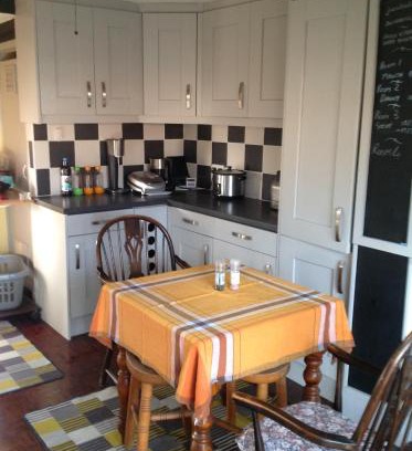 Retford House | Inviting Joe's Place: Family-Friendly with Kitchen Access