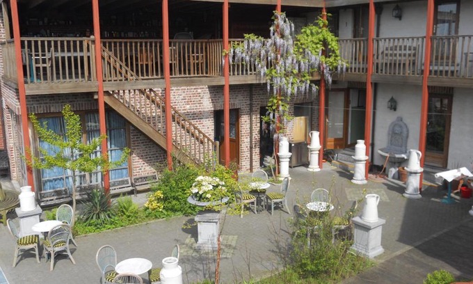 Sint-Blasius-Boekel House | Welcoming Johan's Lodge: Family-Friendly with Breakfast Included
