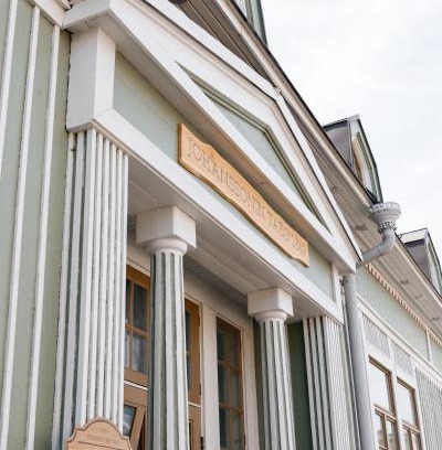Ylamylly Hotel | Relax at Johanssonin talo 1849: Spa, Hot Tub & Pet Friendly