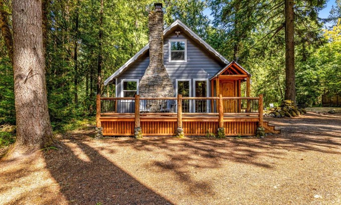 Rhododendron House | Ideal Family Getaway at John Lake Lodge with Child-Friendly Amenities