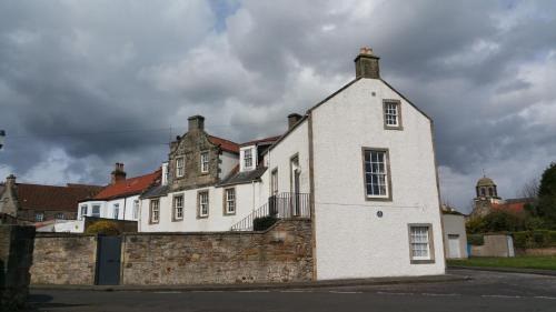 Dysart Apartment | Unforgettable Family Stay at John McDouall Stuart View