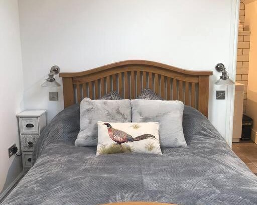 Compton Martin Apartment | Cozy Retreat at John Pallaster Snug for Families
