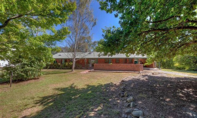 Porepunkah Apartment | John's River Retreat: Nature, Comfort & Pet-Friendly Amenities