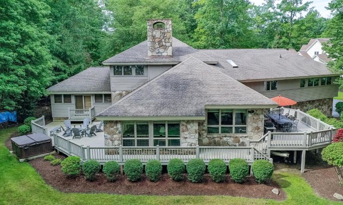 Blakeslee House | Discover Johnny Appleseed: Family-Friendly Oasis with Pool