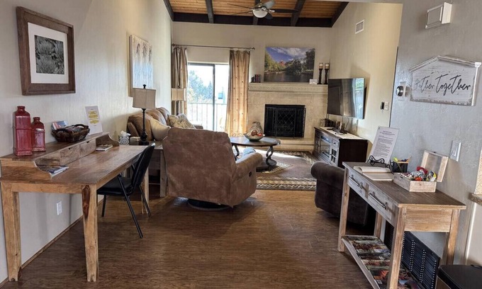 Oak Creek Condo | Cozy Condo with 2 Suites, Pool & Spa - Guest Rated 10/10