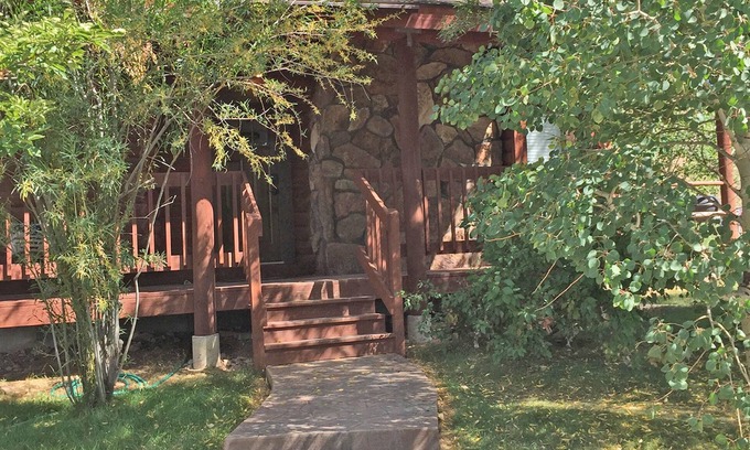 Afton House | Perfect Escape at Johnson's Country Cabin - Pet Friendly!