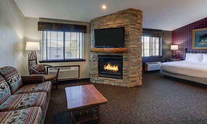 Johnston Hotel | Johnston Lodge: Cozy Rooms with Free Breakfast & Pet Friendly