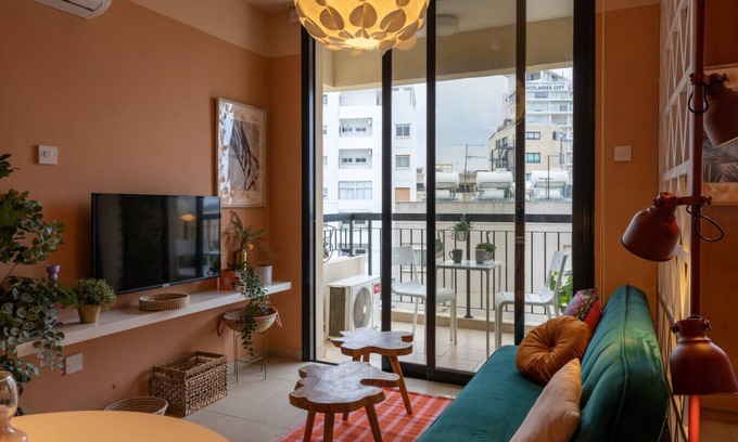 Larnaca City Centre Apartment | Discover Johny's Spot: Family-Friendly Stay in Larnaca