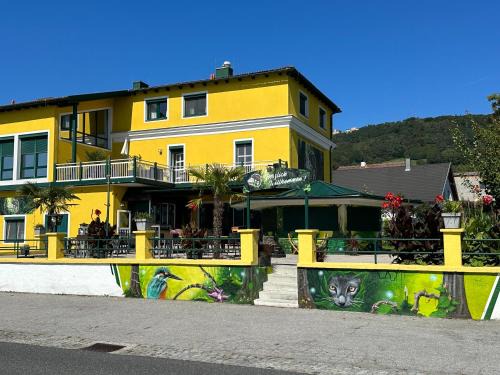 Marbach an der Donau Bed & Breakfast | Explore Johnys Jungle: Pet-Friendly Retreat with Top Reviews