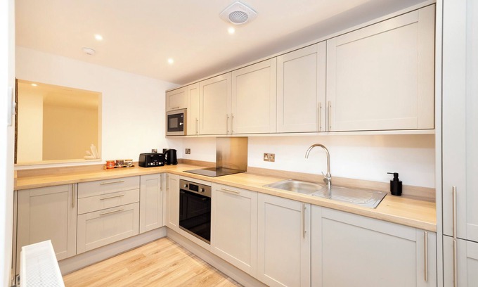 West End Apartment | Inviting Flat in Haymarket with Breakfast & Family-Friendly Perks