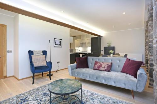Old Town Apartment | Inviting JOIVY Refurbished Apartment on Historic Royal Mile