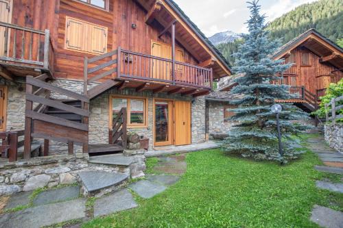 Dolonne Apartment | Spacious JOIVY Big Flat for 6 with Backyard in Courmayeur