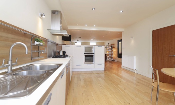 Leith Apartment | Altido Executive 2-Bed Apartment with Inviting Roof Terraces