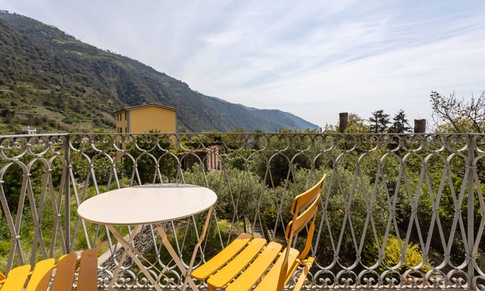Corniglia Apartment | Cozy Flat with Private Parking in 5 Terre, Ideal for Families