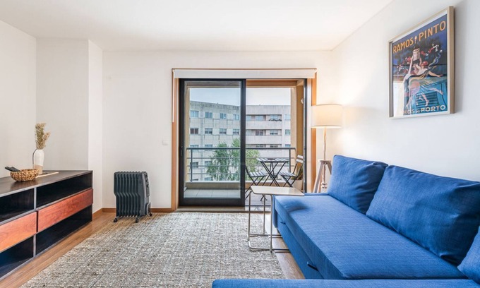 Lordelo do Ouro e Massarelos Apartment | Explore JOIVY: Modern Flat Steps from Douro River
